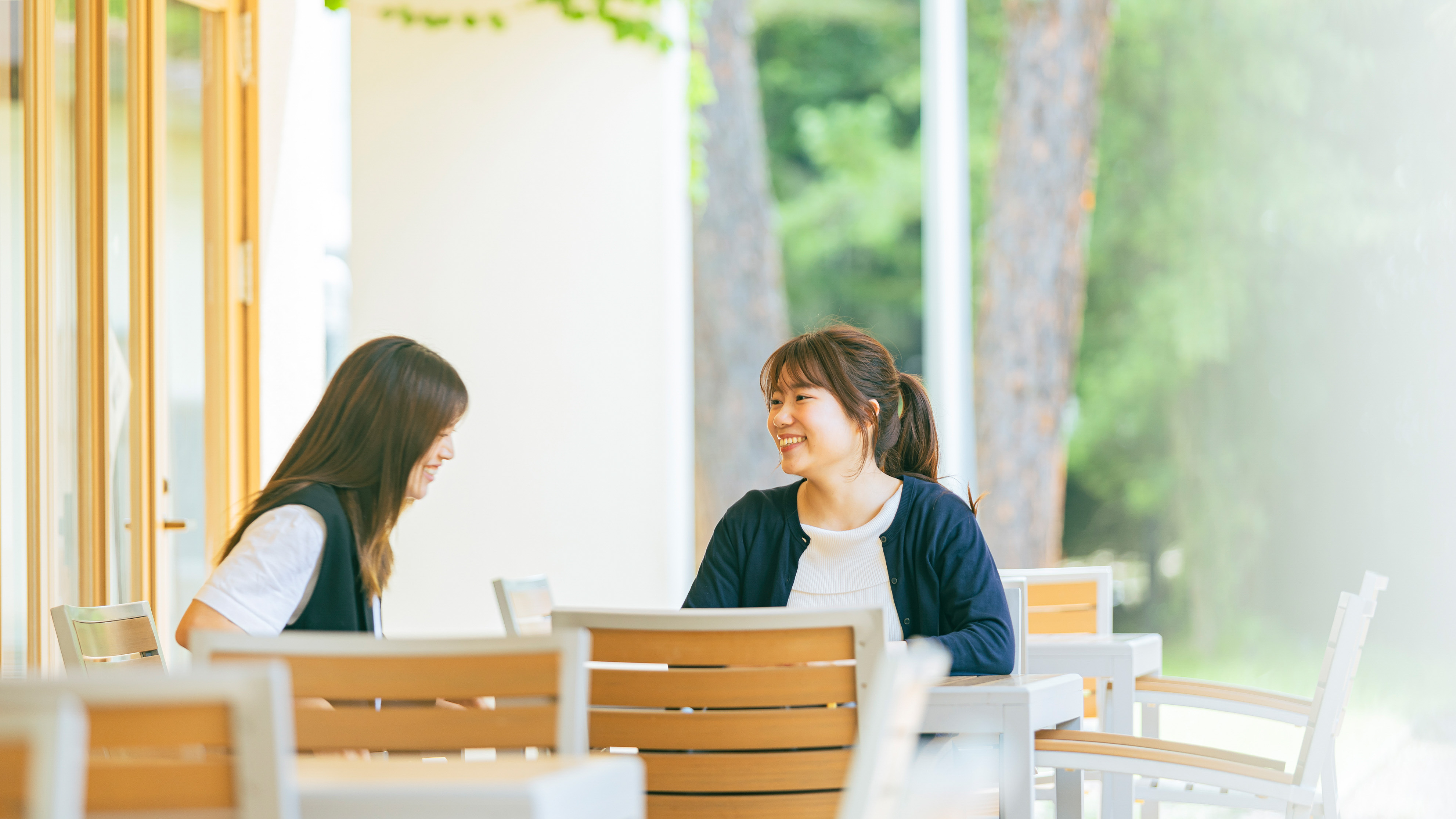 写真:女子学生5人のグループ